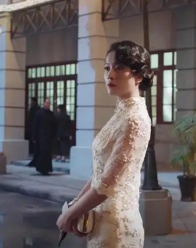 张雪迎首次尝试旗袍造型,"旗袍配貂"明艳又娇俏,美得惊艳时光