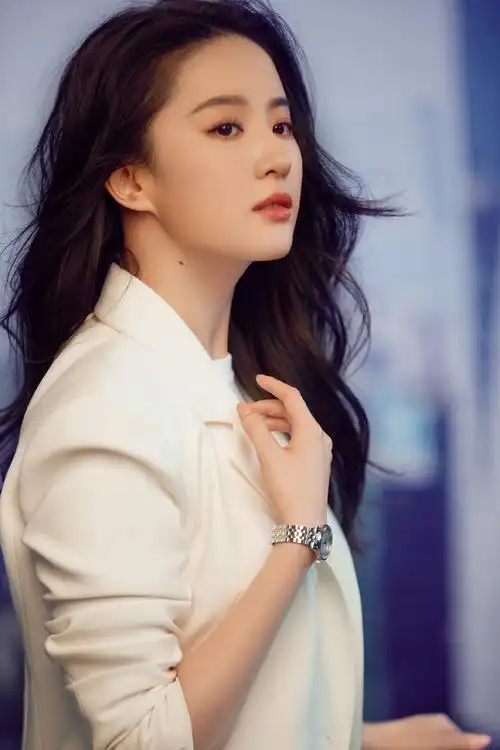 刘亦菲纯白西装优雅写真图片