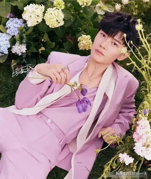 谁说男生不适合穿粉色?任嘉伦以浪漫与柔情迷倒众人!_个性_传统_穿着