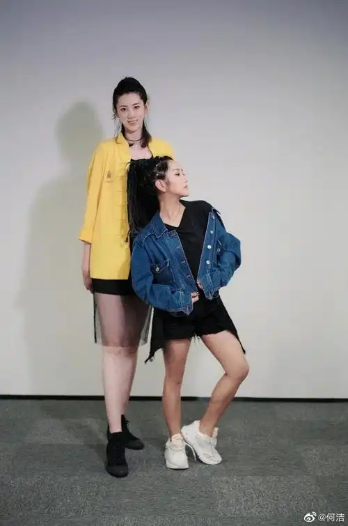 何洁晒与女排队员合照,对比后者腿部白皙反差大,身高差更萌