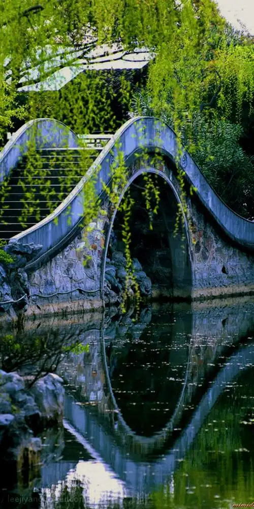 小桥流水人家绿柳垂堤燕来