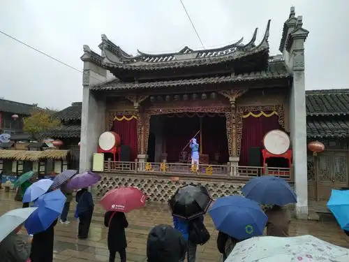 有一戏台,正在表演黄梅戏打猪草.