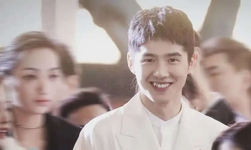 比如刘昊然的虎牙比如黄景瑜的虎牙【请欣赏长好了的虎牙part】