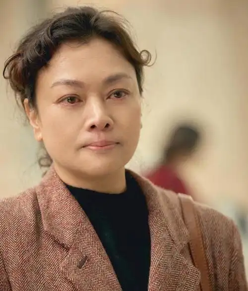 看了史可的打扮即使不穿花发型蓬松打扮也显贵气和高级