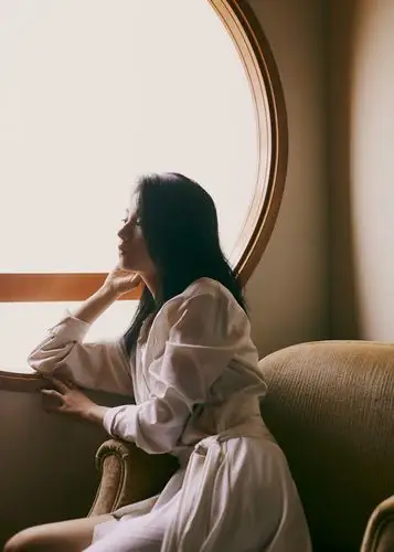 演员春夏受邀出席金投赏衬衫裙亮相尽显简约大方