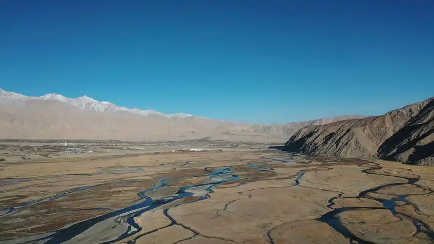 这里属于典型的高山五花草甸天然大草原,海拔在1305-3957米之间,东西