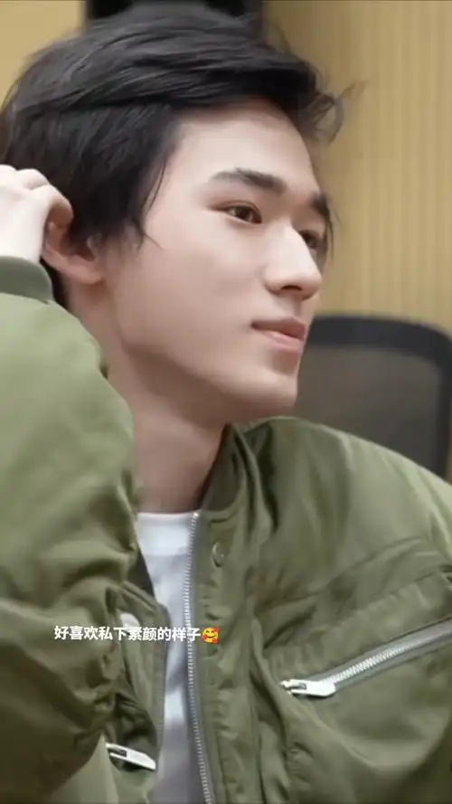 审视宋亚轩的素颜后,发现怎么有人五官这么精致皮肤这么好啊!