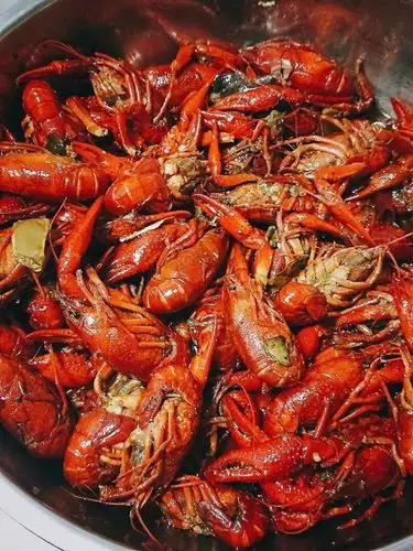 信哲太太南希做的超省心麻辣小龙虾-附去腮去虾线小视频