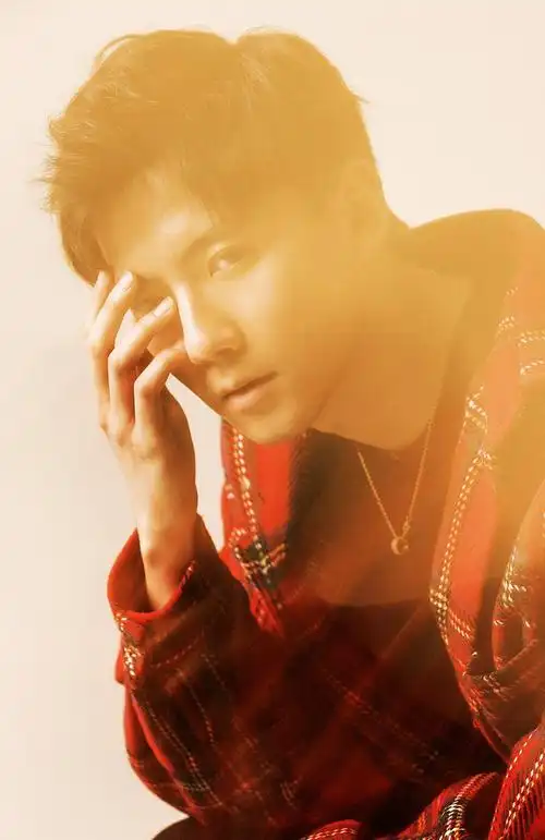 简介:赵顺然酷帅养眼光影写真图片,分享一组赵顺然图片给大家,图中的