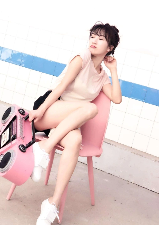 李念英姿飒爽,且凸显性感身姿