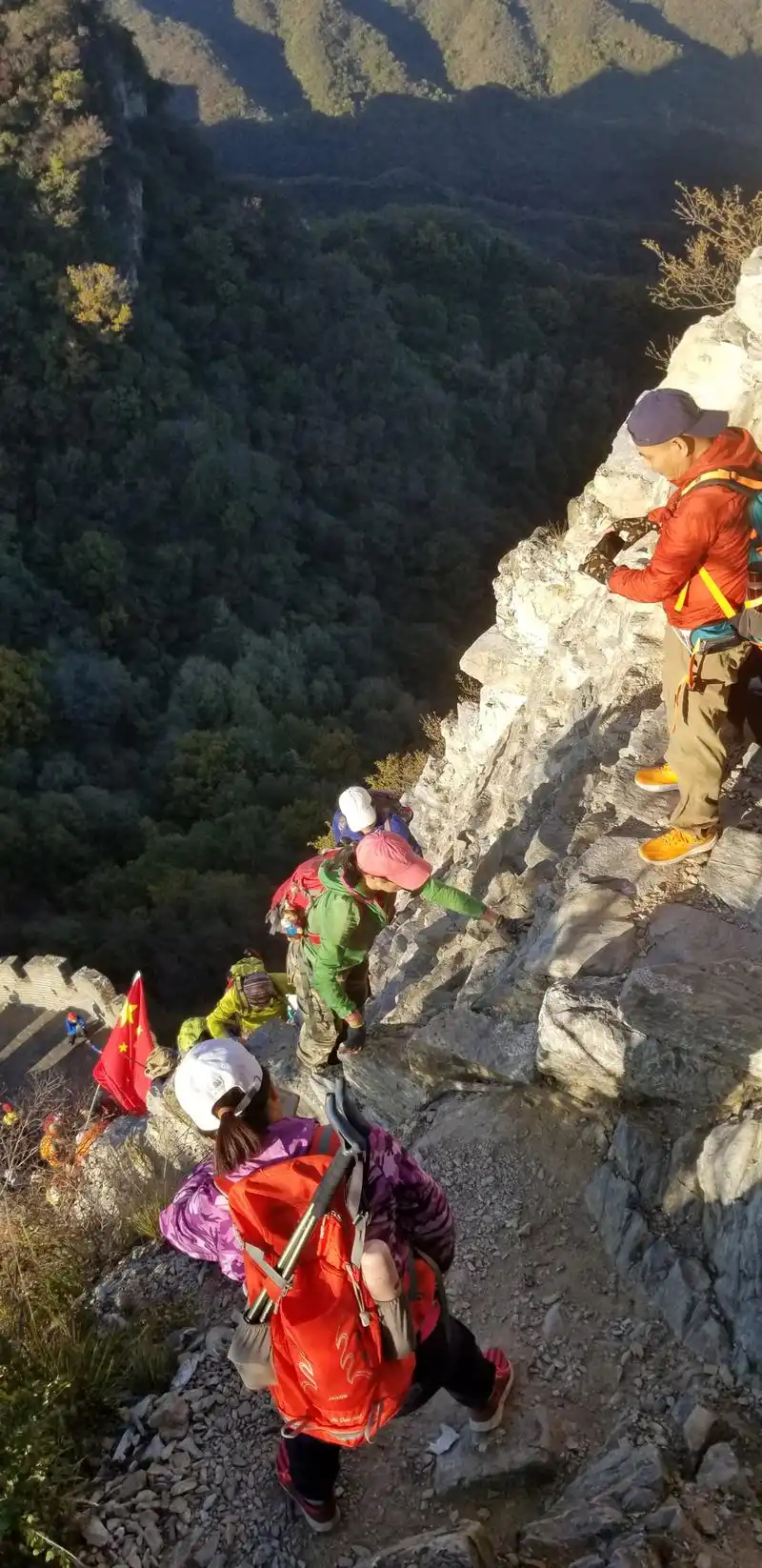 北京著名的"野长城"最险段"鹰飞倒仰",红叶初染,探访者众多 箭扣长城