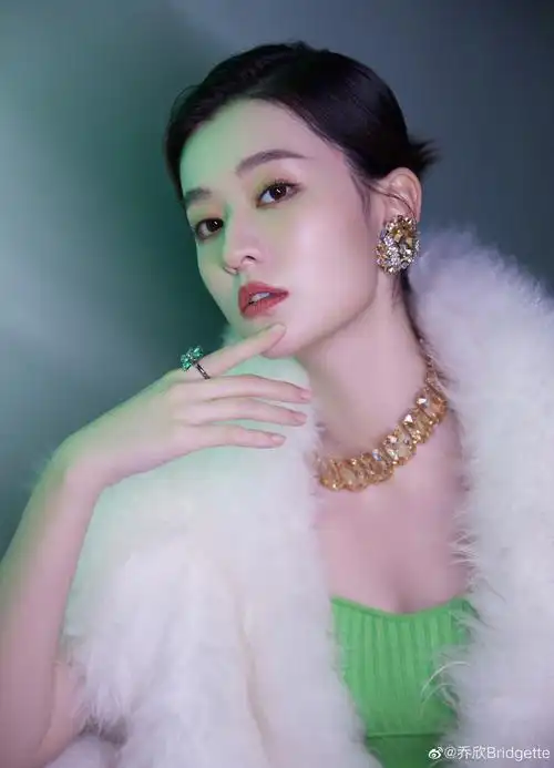 千金大小姐!乔欣穿绿色抹胸裙露香肩美腿