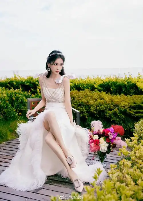 angelababy天鹅羽翼白裙造型