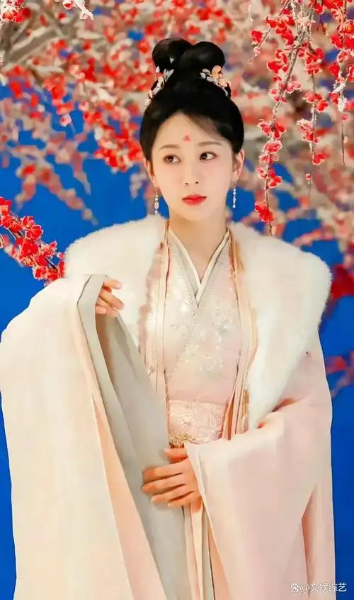 杨紫《国色芳华》古装造型风韵犹存