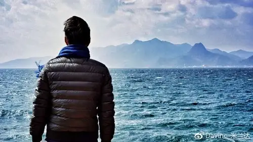 留在背影里的靳东.