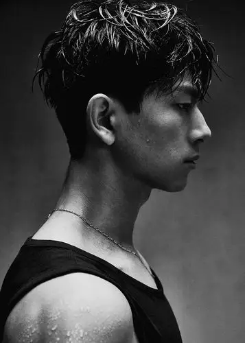 李现"硬汉"形象写真