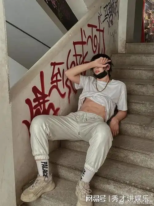 下一秒,直接向你发起邀请,在腹肌搓衣板上搓衣服.