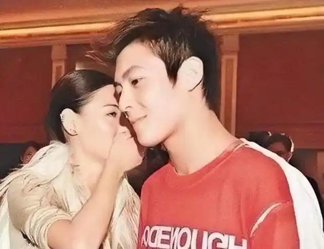 张柏芝陈冠希青涩旧照曝光相貌只是其次二人的互动才是亮点