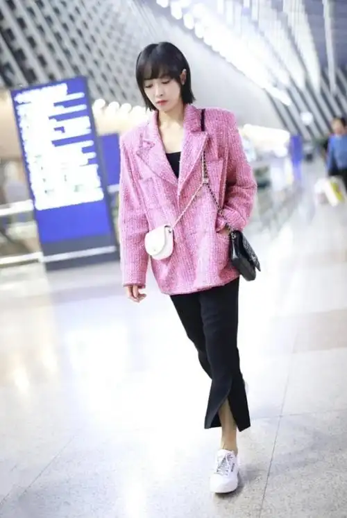 87年的宋茜越来越美,粉色西装配八分裤时尚洋气,双子包显个性