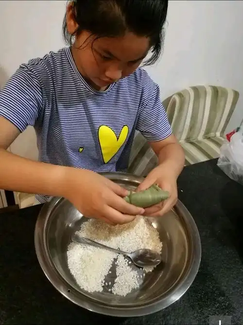 第二实验小学开展学包粽子传承端午习俗活动
