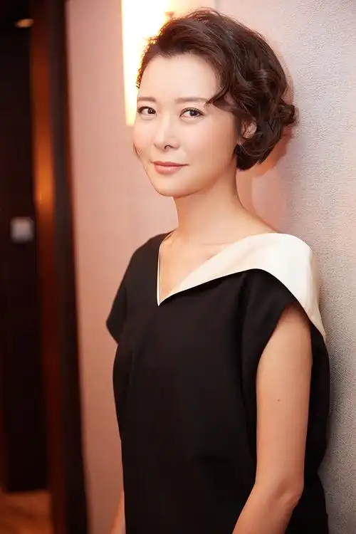 昨日,柯蓝以短发造型惊艳亮相某时尚活动,活动现场柯蓝身着黑色不规则