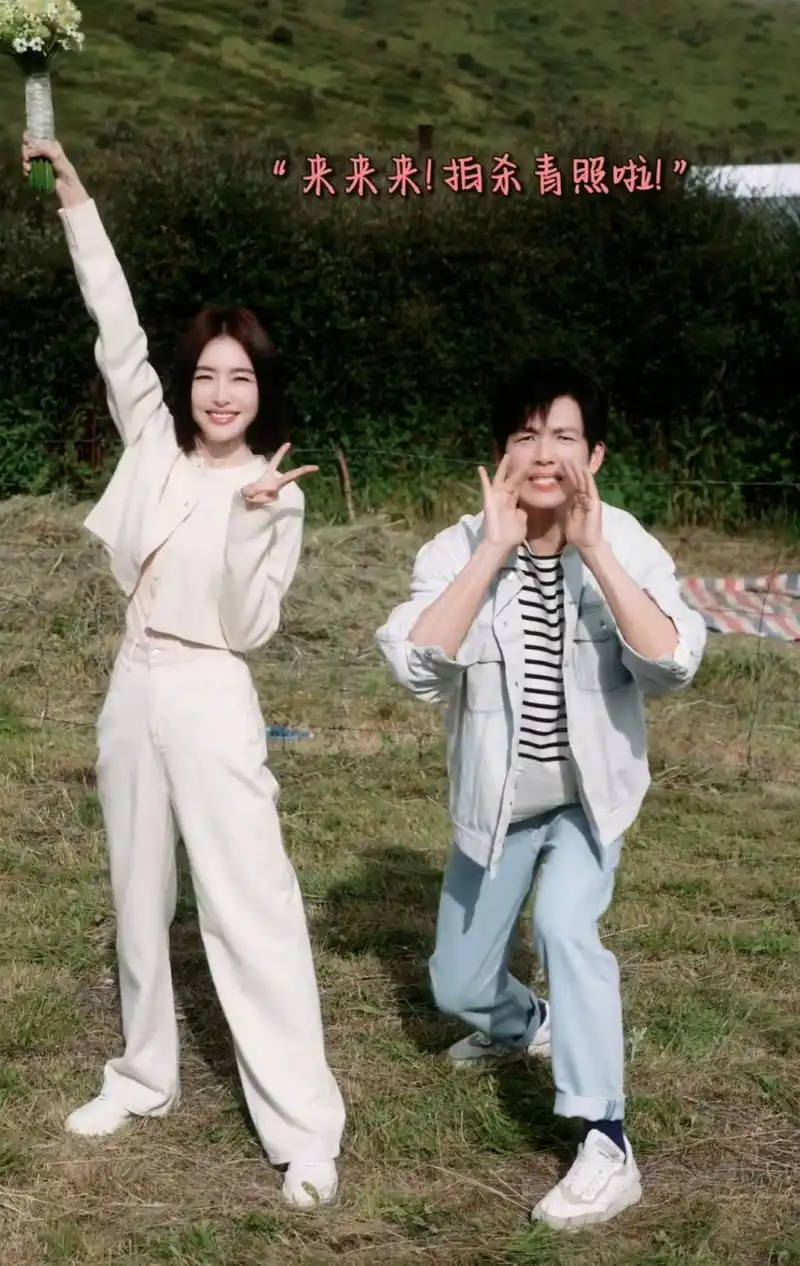 秦岚新戏杀青,男主角钟汉良现场喊工作人员合影活泼十足,两个中年演员