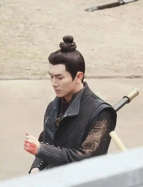 没话讲,杨旭文要英气有英气,要身高有身高,要脸蛋有脸蛋,要仪态有仪态