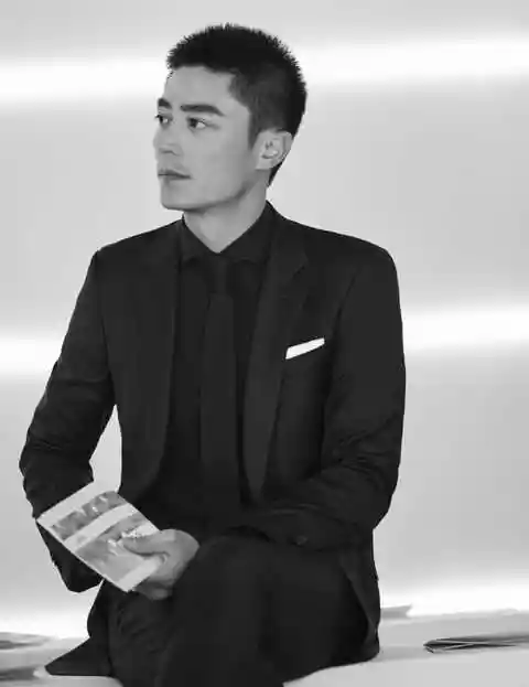 怎么肥四霍建华连看秀都像是老干部在视察工作