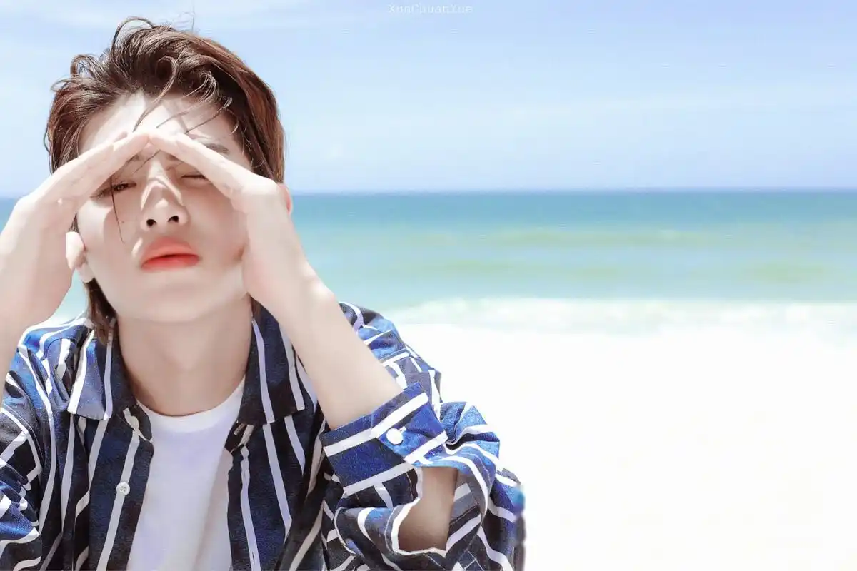 黄明昊 海边,贝壳,沙滩,还有清爽的少年,是夏天独有的清爽 小贾早安jj