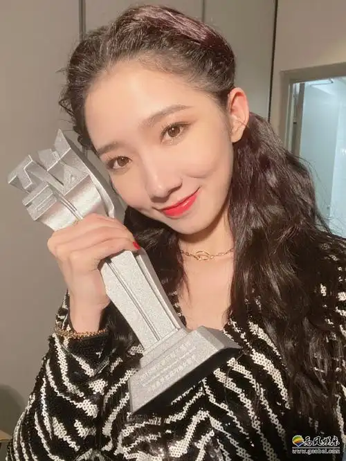 孟美岐微博晒出她的活动造型图卷发搭配露腰上衣朋克风十足酷劲尽显