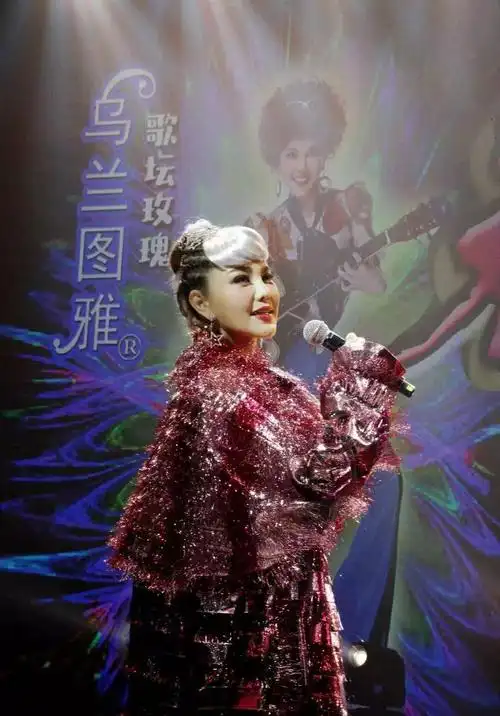 毕业于中央民族大学内蒙古著名青年歌手蒙古之花乌兰图雅