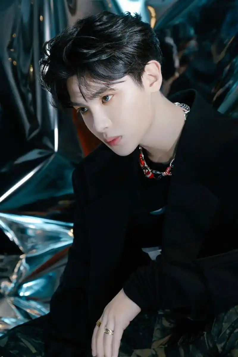 黄明昊《金曲青春》造型图来啦这套暗黑系look搭配眼妆也太绝了吧[赞]