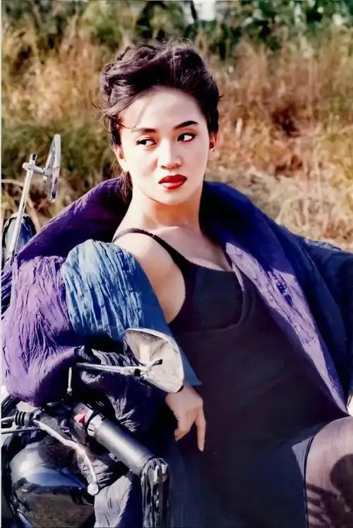 梅艳芳(1963年10月10日—2003年12月30日),出生于中国香港,祖籍广西