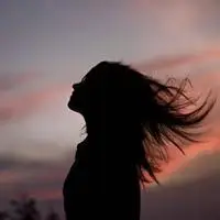 微信头像伤感女面朝大海【点击鼠标右键下载】