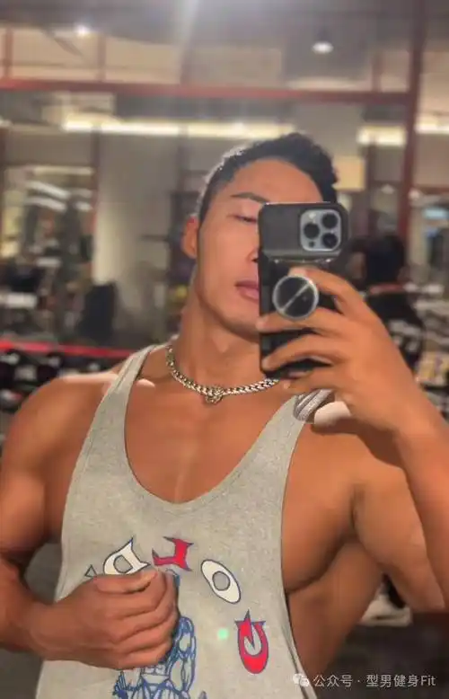 完美黑皮大胸肌肉男