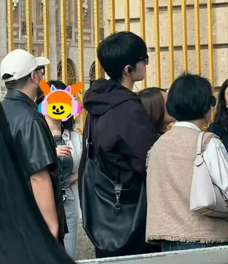 网友在凡尔赛宫偶遇肖战,背影就让人心动不已!