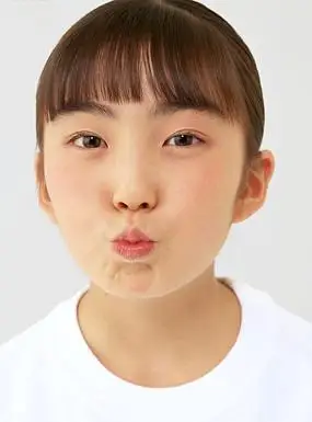 嘟嘴的可爱小女孩头像