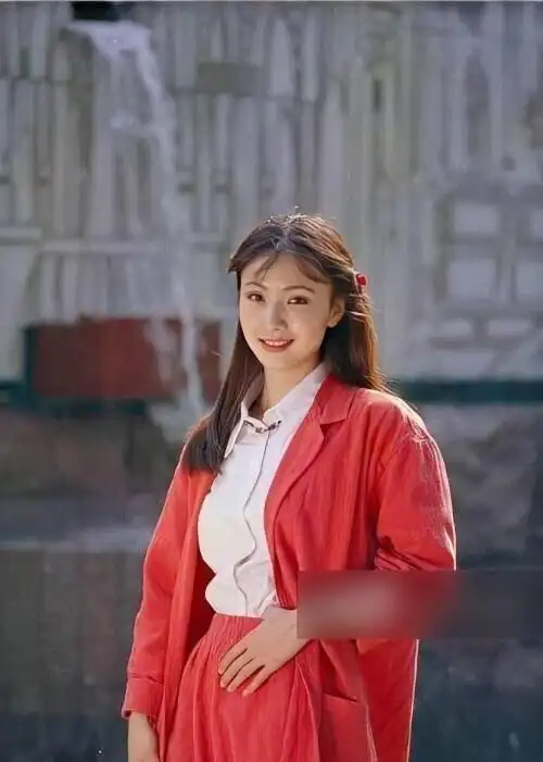 再次翻红的演员陶虹年轻时的旧照被曝光,出人意料的是,陶虹小时候竟是