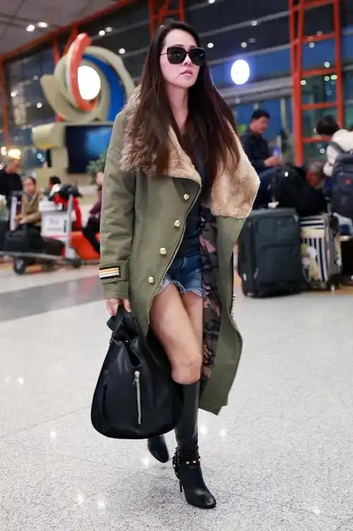 50多的伊能静好会装嫩大衣里穿短裤秀美腿风度有余温度不足