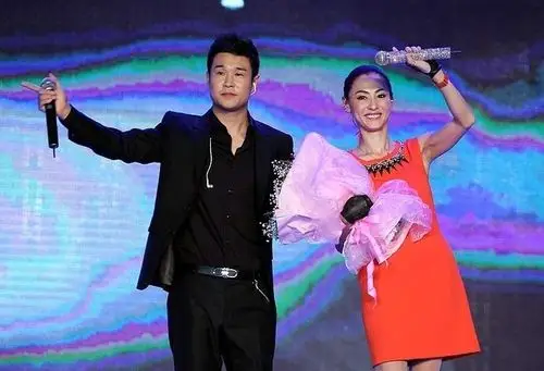 张柏芝与小沈阳十指相扣对唱 神情显亲密(组图)