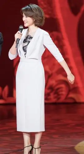 董卿真是气质美人,蓝色礼裙优雅高贵,15cm的高跟鞋如履平地_礼服