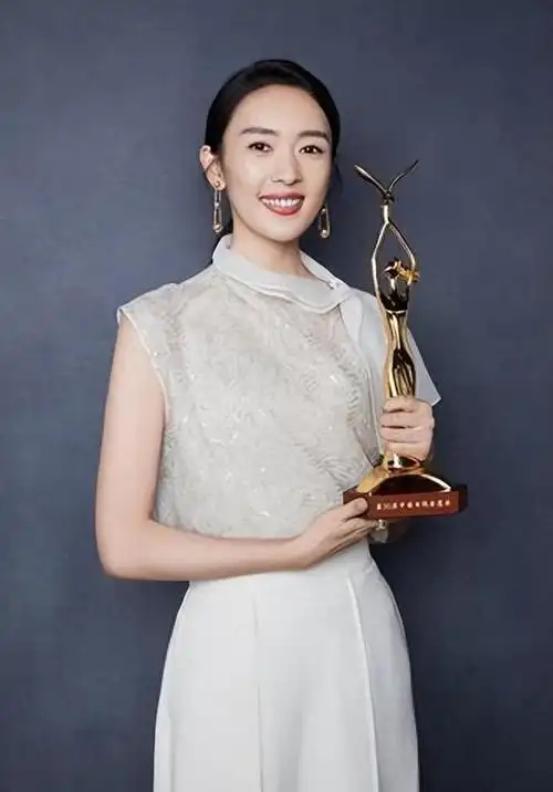 董洁直播收入上亿元,和小奶狗深夜约会被拍,事业爱情双丰收