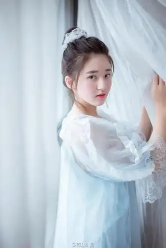 34/76           四川姑娘zhaolusiiii就读于台湾明道大学,长相甜美