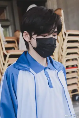 时代少年团的宋亚轩蓝白校服自拍饭拍