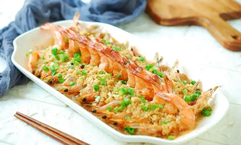 第二道菜:蒜蓉粉丝开背虾腌制好的里脊肉裹上面糊一条一条地放入油锅