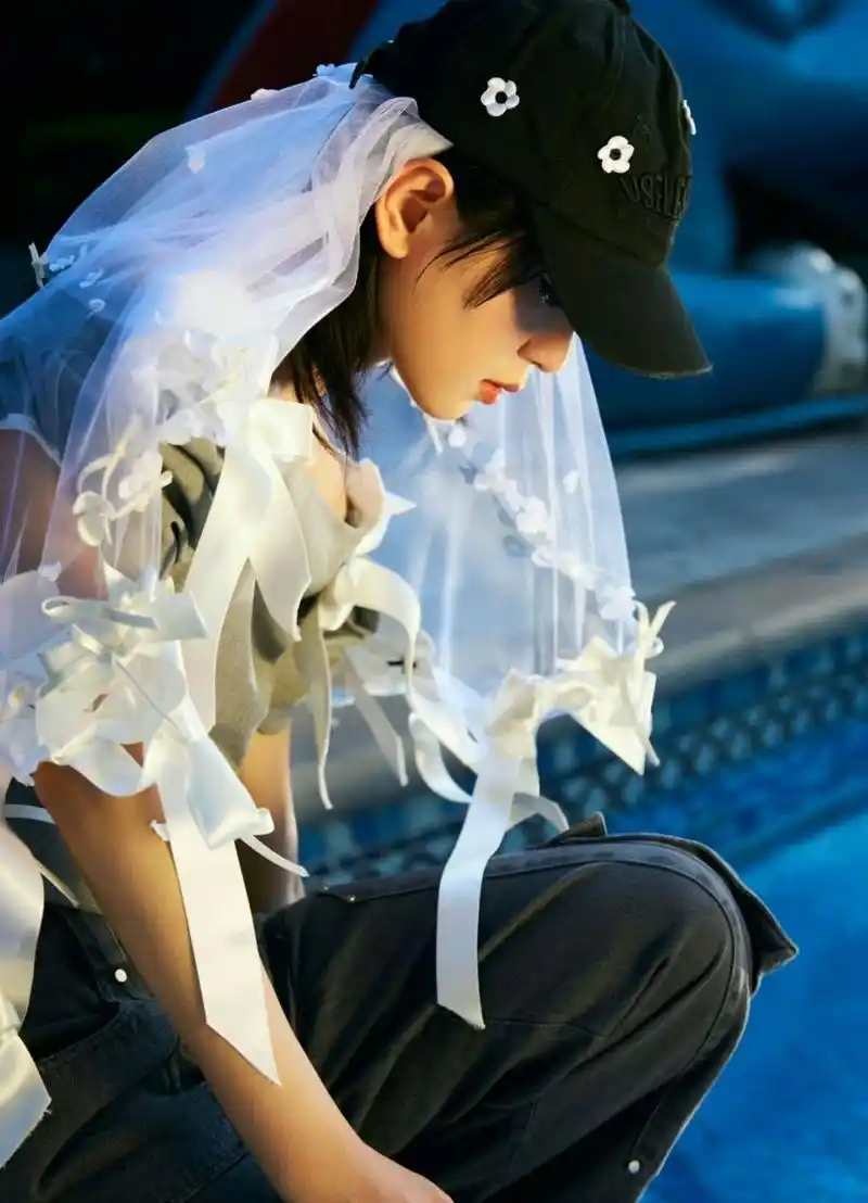 棒球帽新娘头纱 周笔畅这身舞台造型太酷了 笔笔昨日在户外生活节的