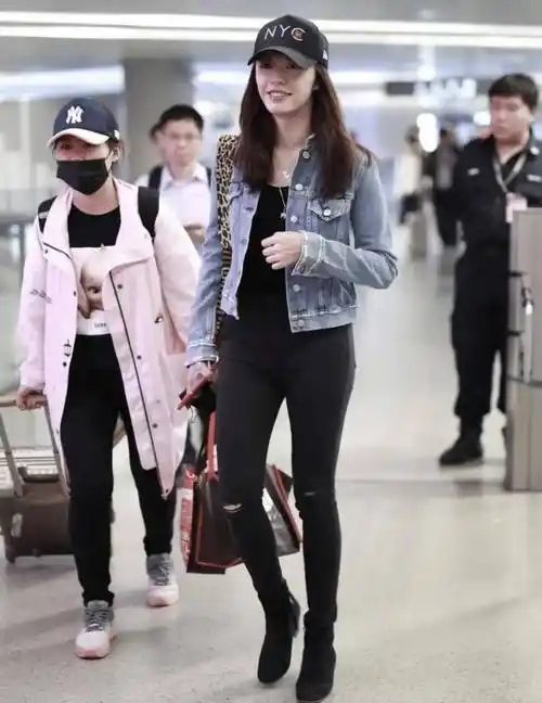 董洁真懂少女打扮牛仔外套配半身裙减龄又洋气哪像老阿姨