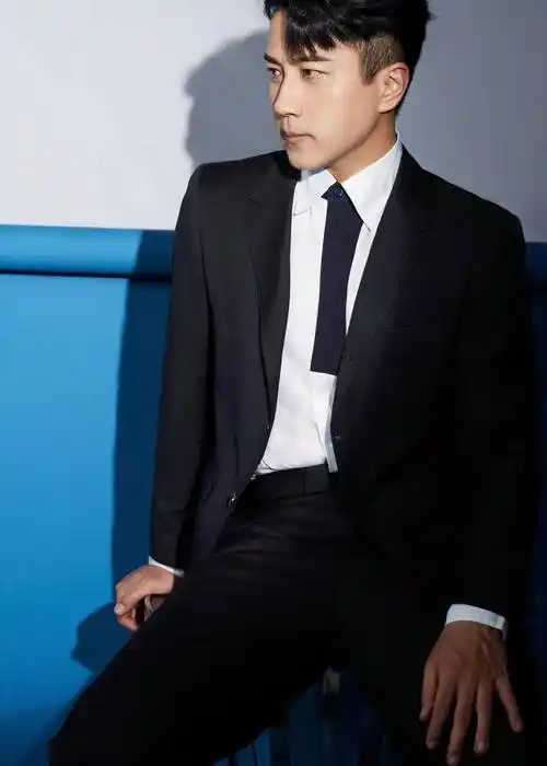 刘恺威的侧颜杀真绝,穿西装笔挺俊朗,看不出是"奔五的大叔"_魅力_造型