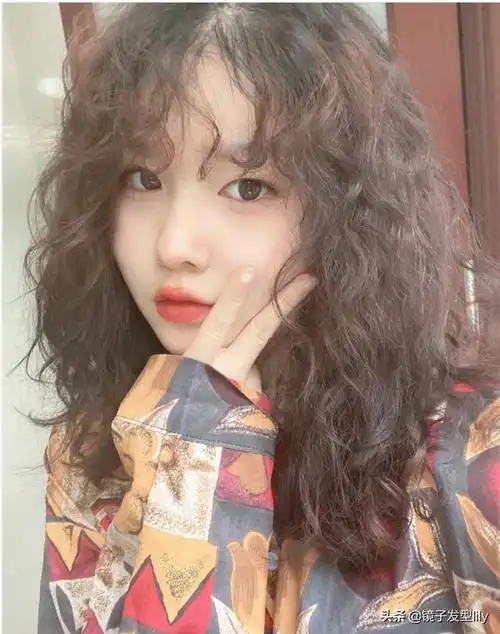 最流行的短发女图片(卷烫小卷短发发型图片)(3)