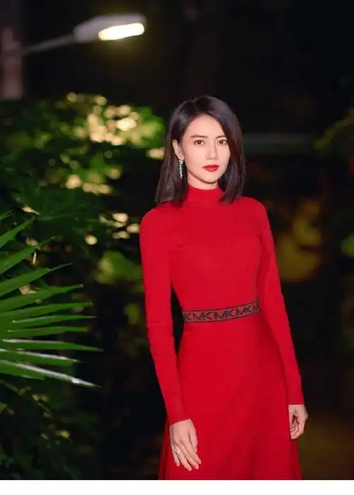42岁的高圆圆穿红色连衣裙身姿婀娜美得让人窒息